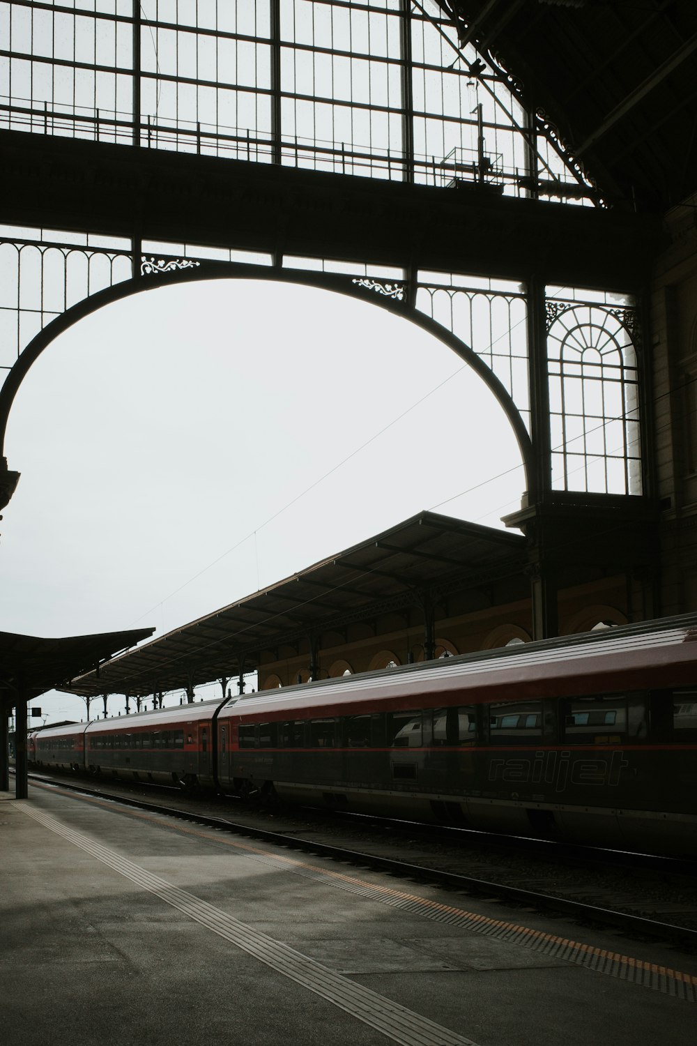 a train is coming down the tracks at a train station