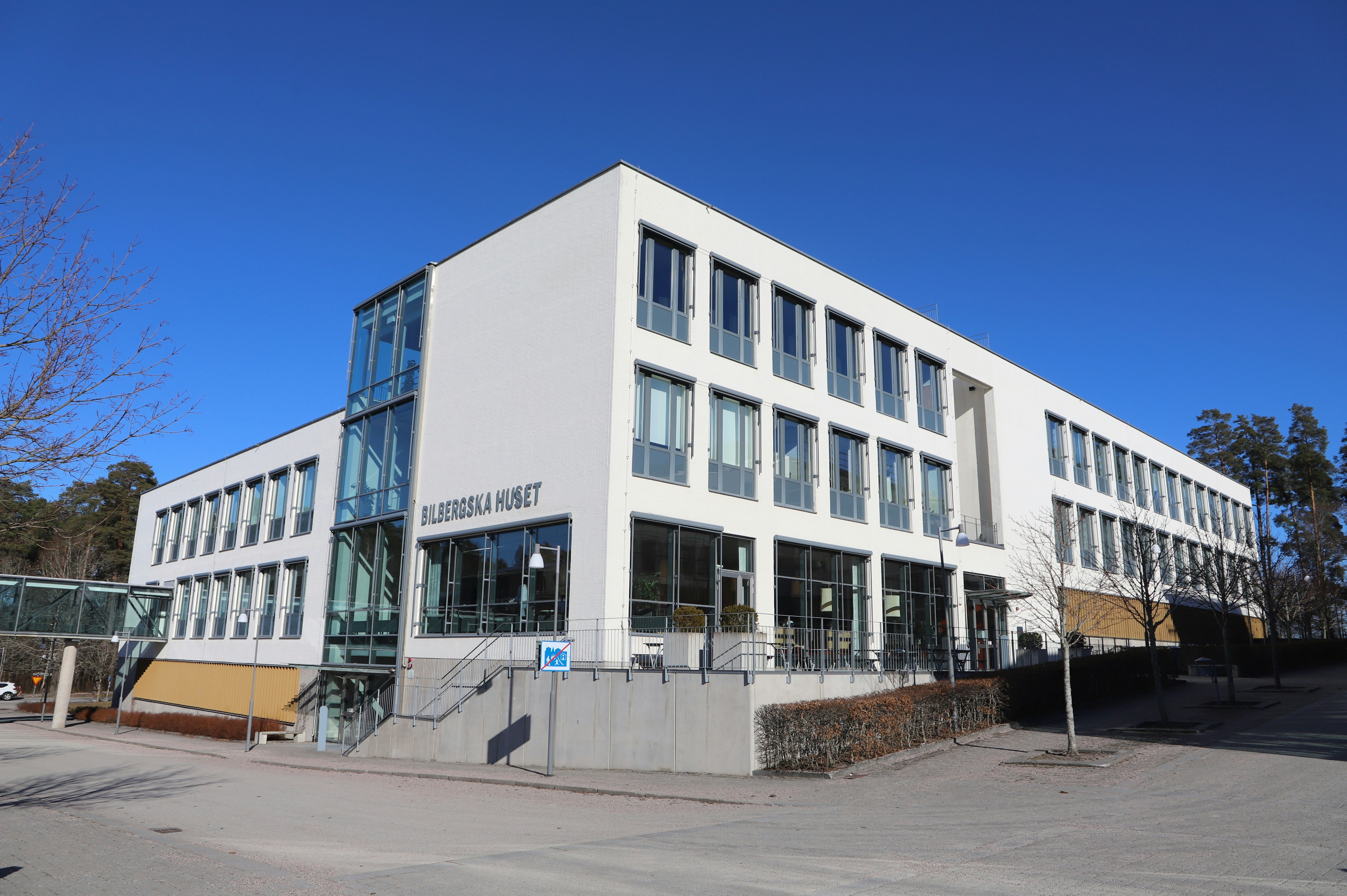 ein großes weißes Gebäude mit vielen Fenstern