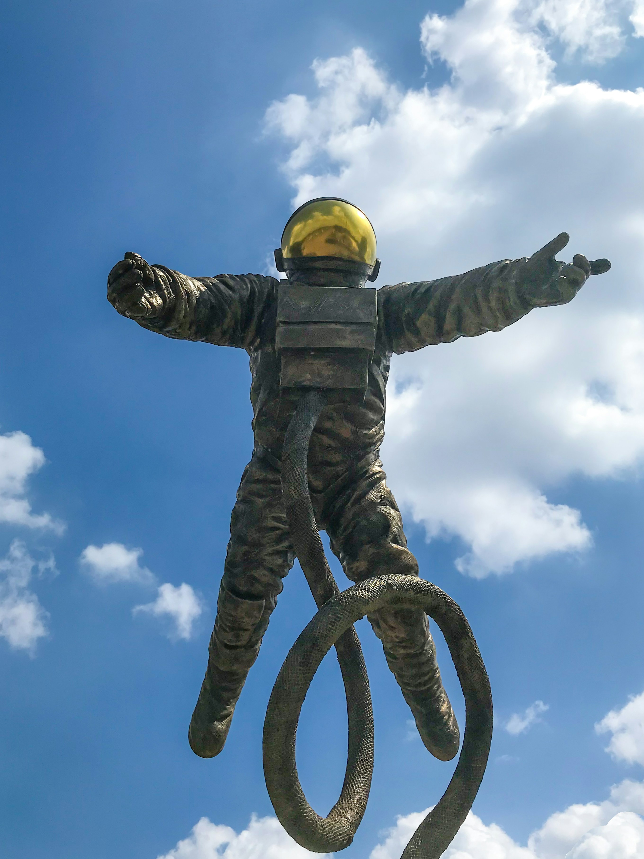 eine Statue eines Mannes in einem Raumanzug