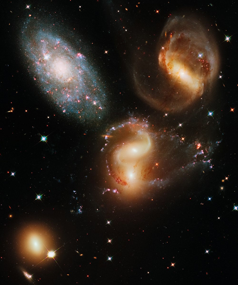 空に浮かぶ銀河のような物体のグループ