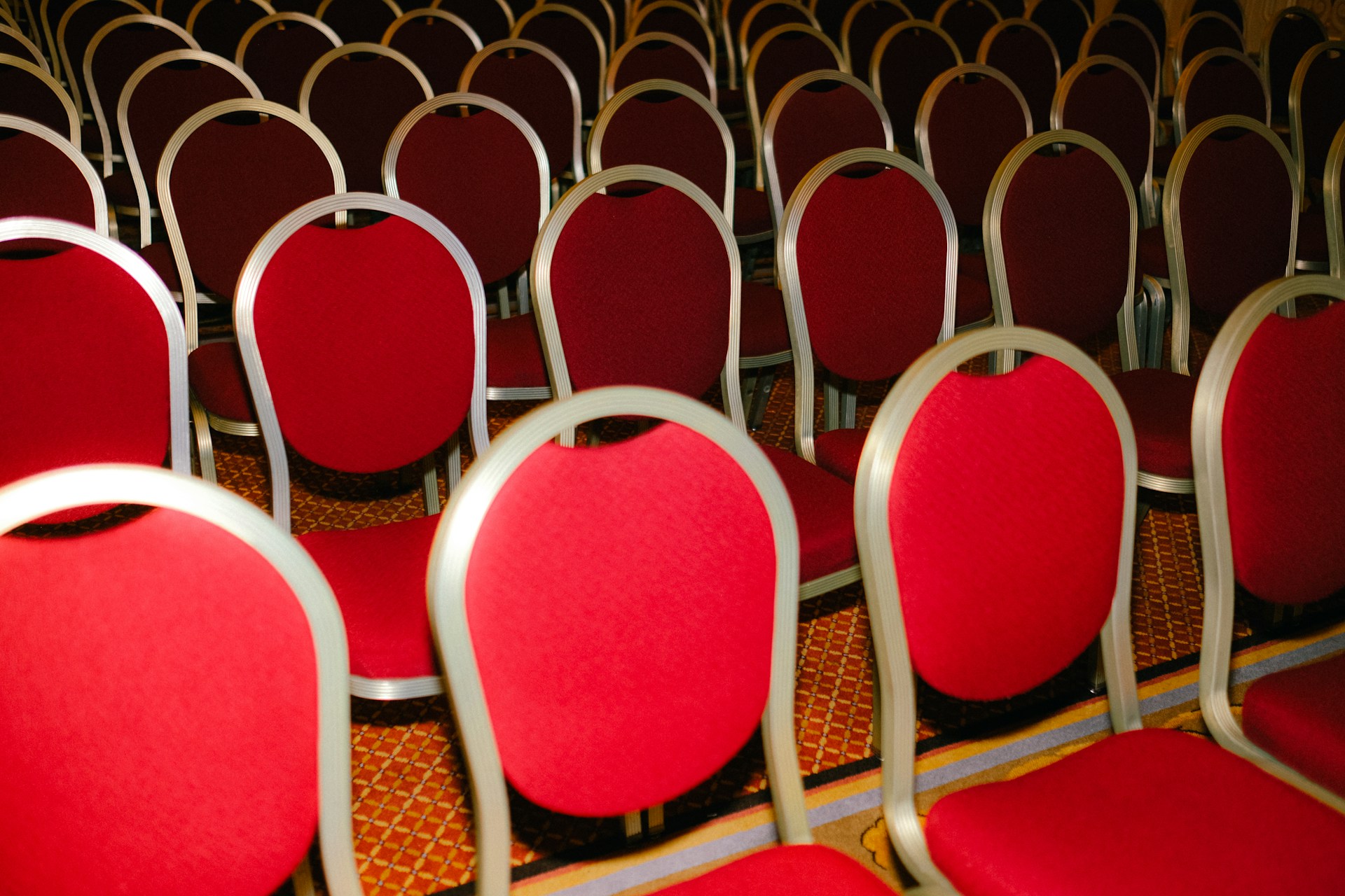 a row of red chairs sitting next to each other