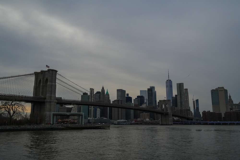 Uma vista da Ponte do Brooklyn do outro lado do rio