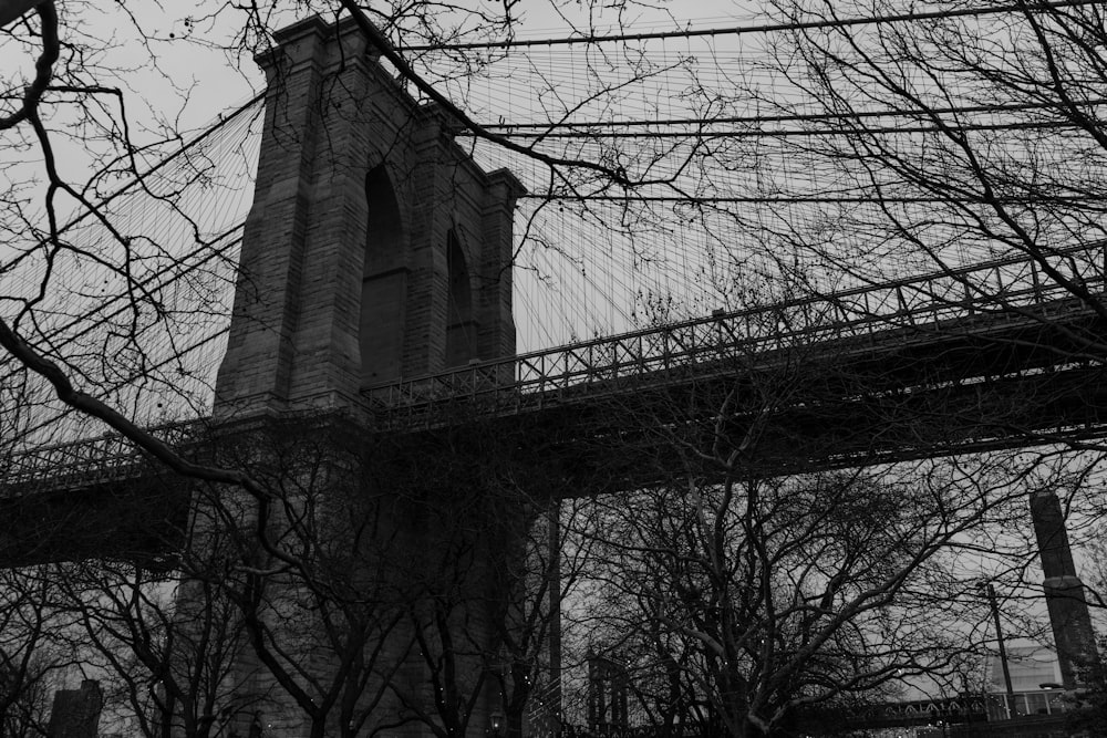 a black and white photo of the brooklyn bridge