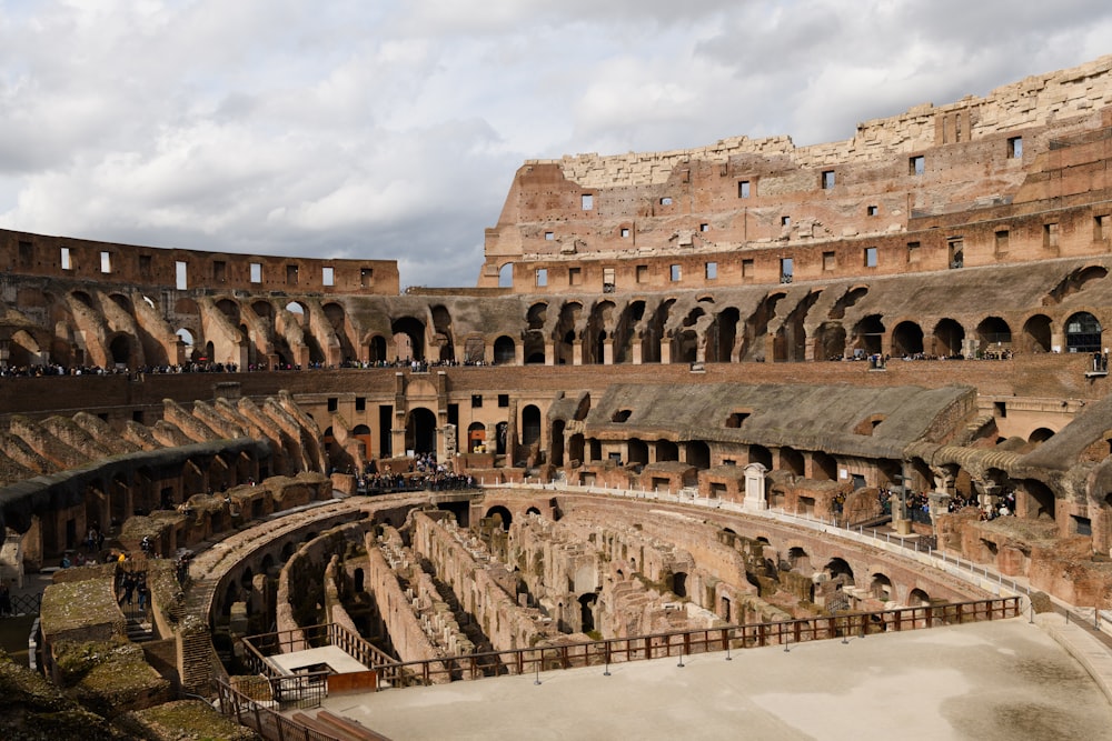 El interior de un colosión romano con gente paseando