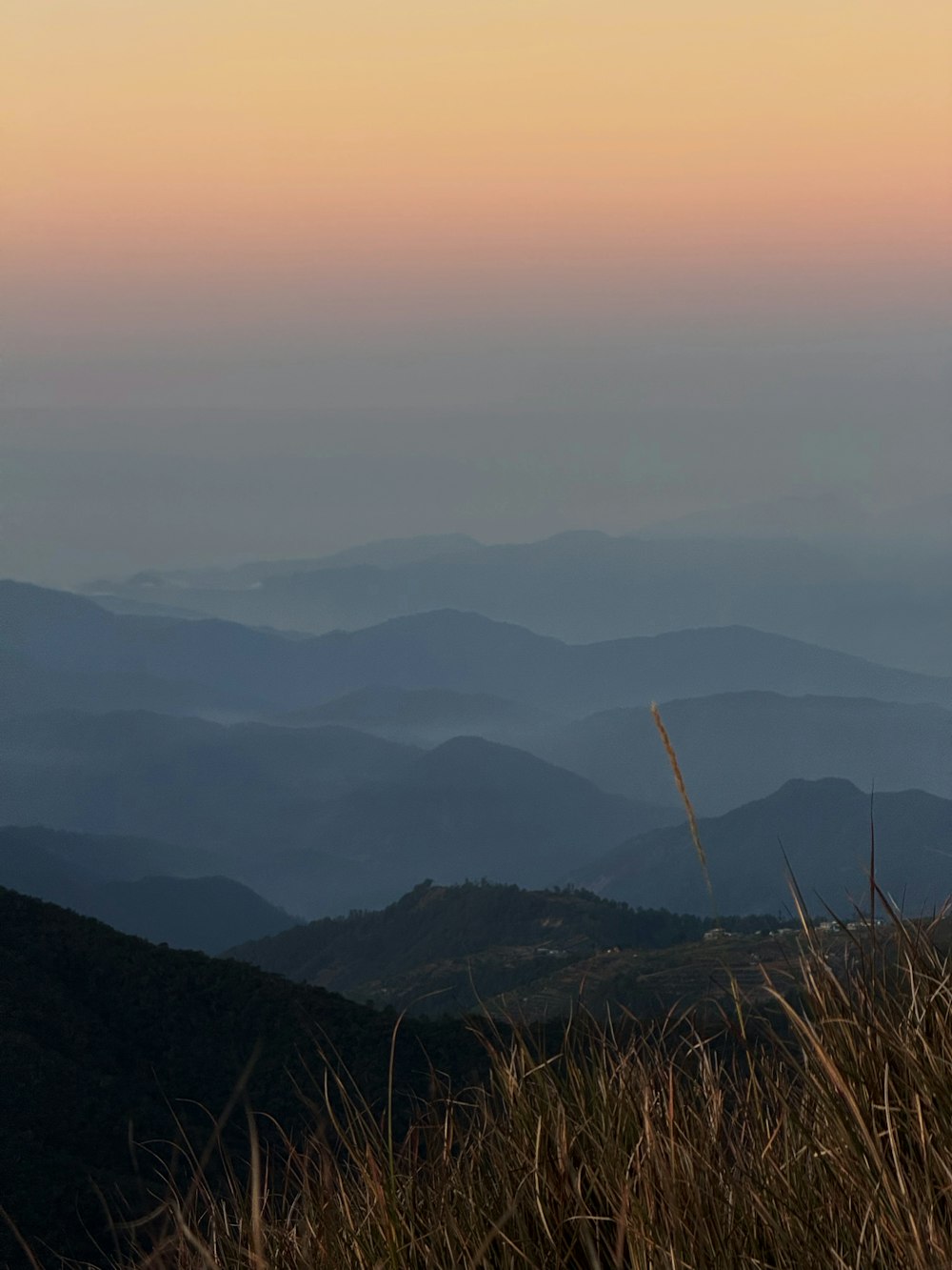 Una vista di una catena montuosa al tramonto