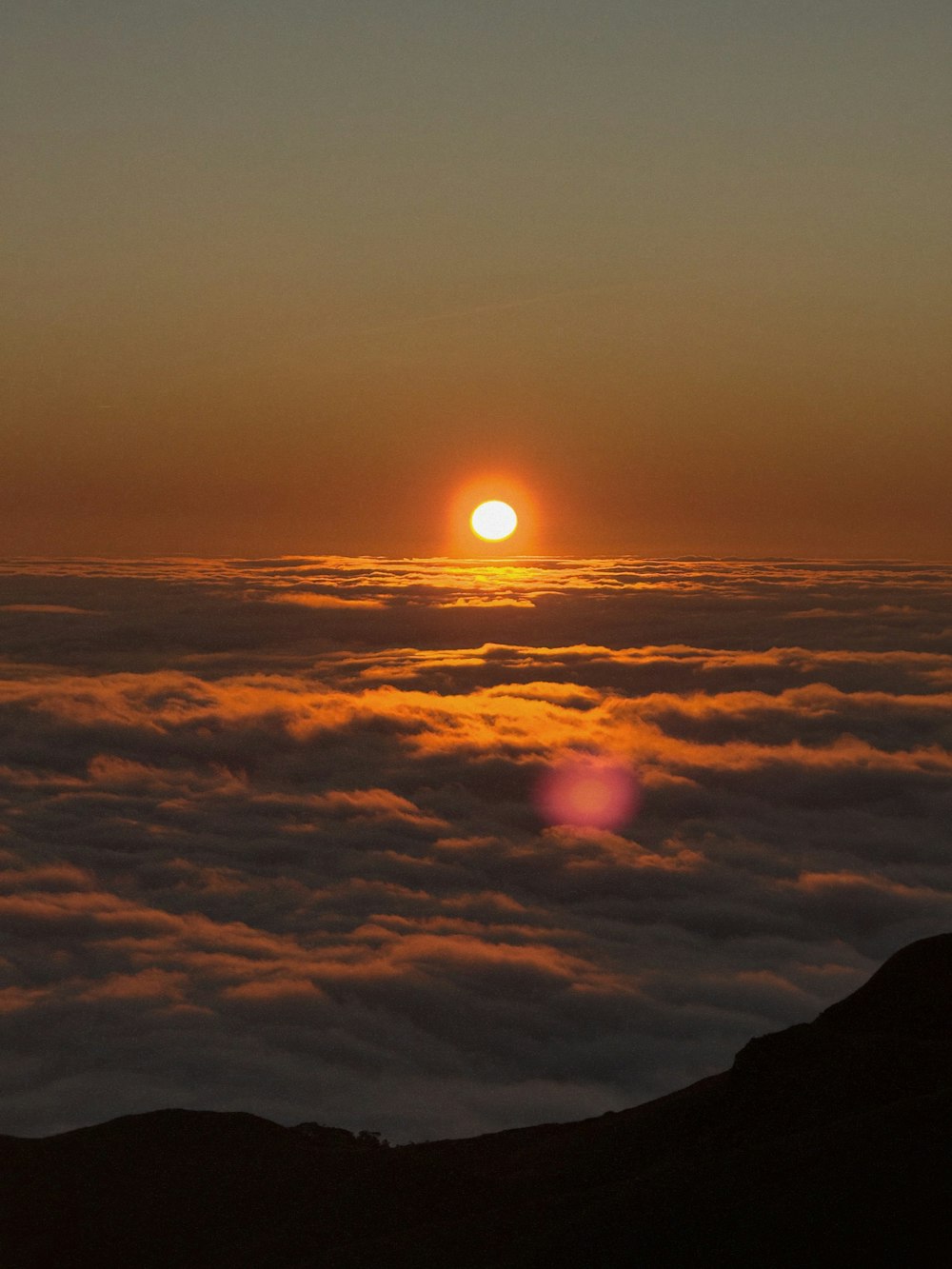 Il sole sta tramontando sulle nuvole nel cielo