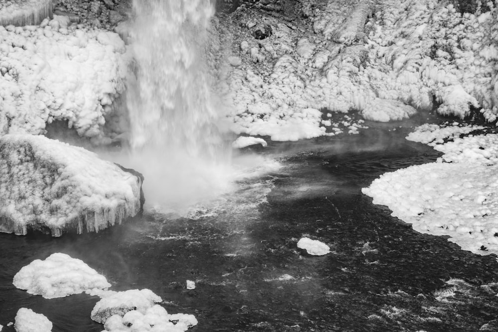 una foto in bianco e nero di una cascata