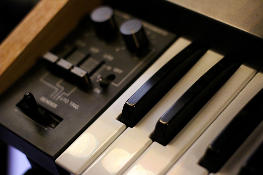 a close up of a piano keyboard with black and white keys