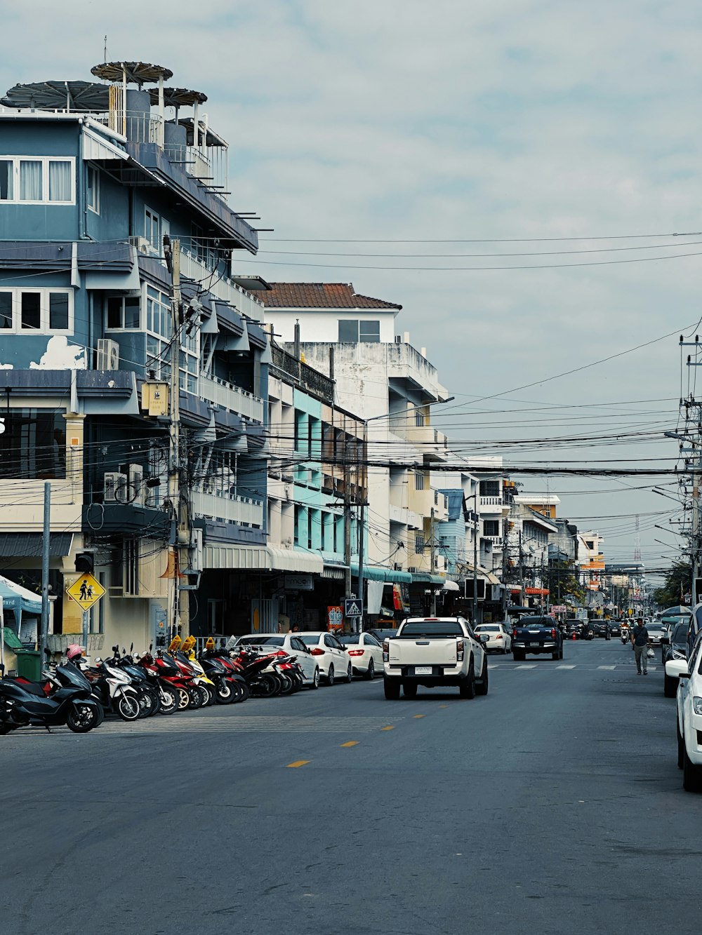 a city street filled with lots of parked cars