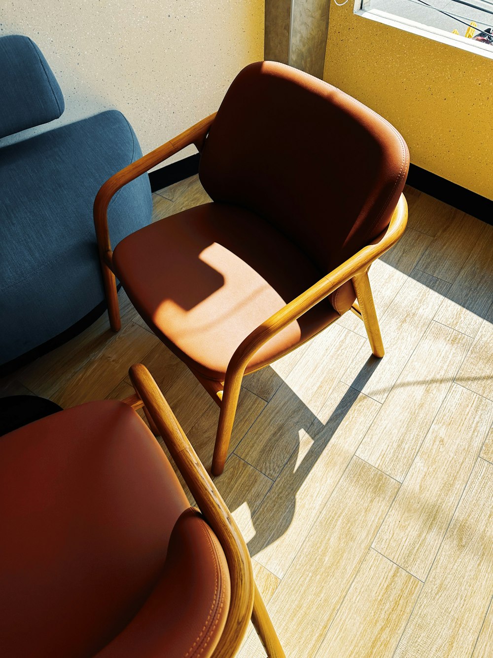 um par de cadeiras sentadas em cima de um piso de madeira dura