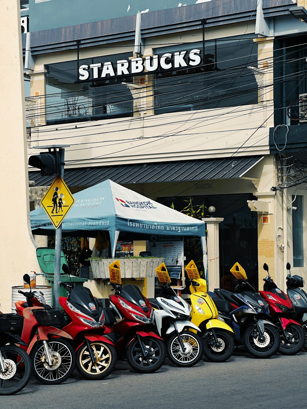 Una fila de motocicletas estacionadas frente a una tienda