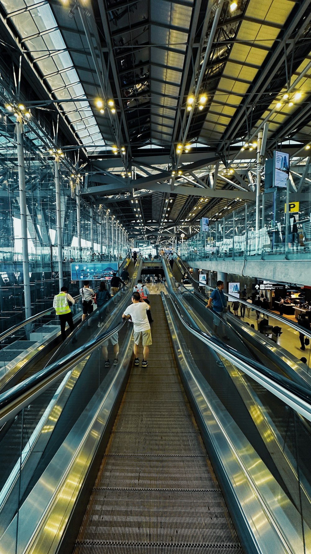 eine Person, die auf einer Rolltreppe an einem Flughafen fährt