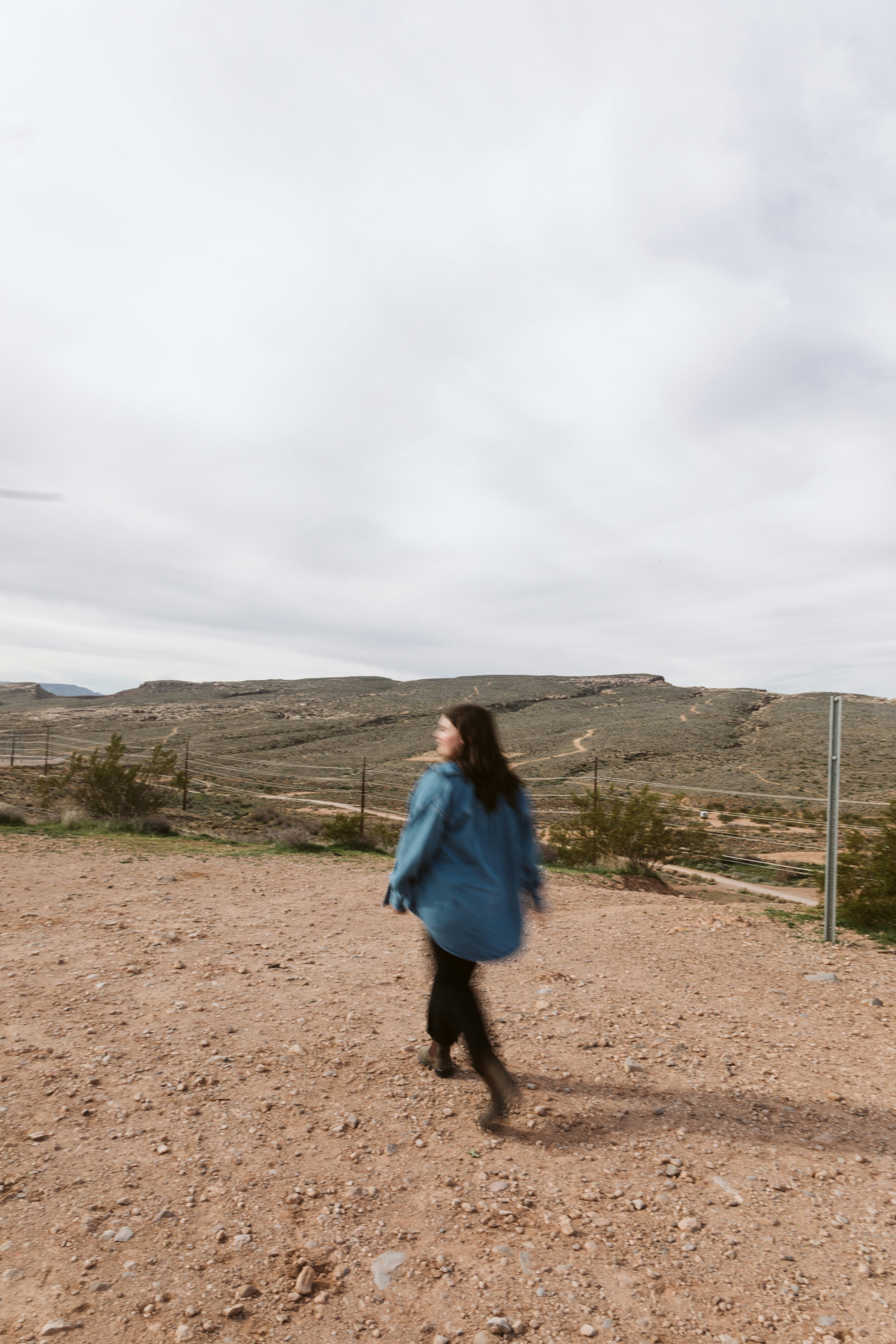 사막에서 연을 날리고 있는 여자