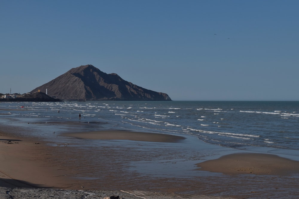 une plage avec une montagne en arrière-plan
