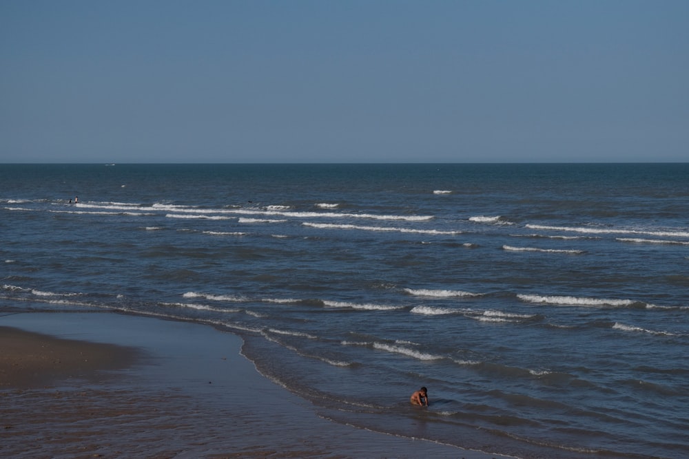 une personne pataugeant dans l’eau à la plage