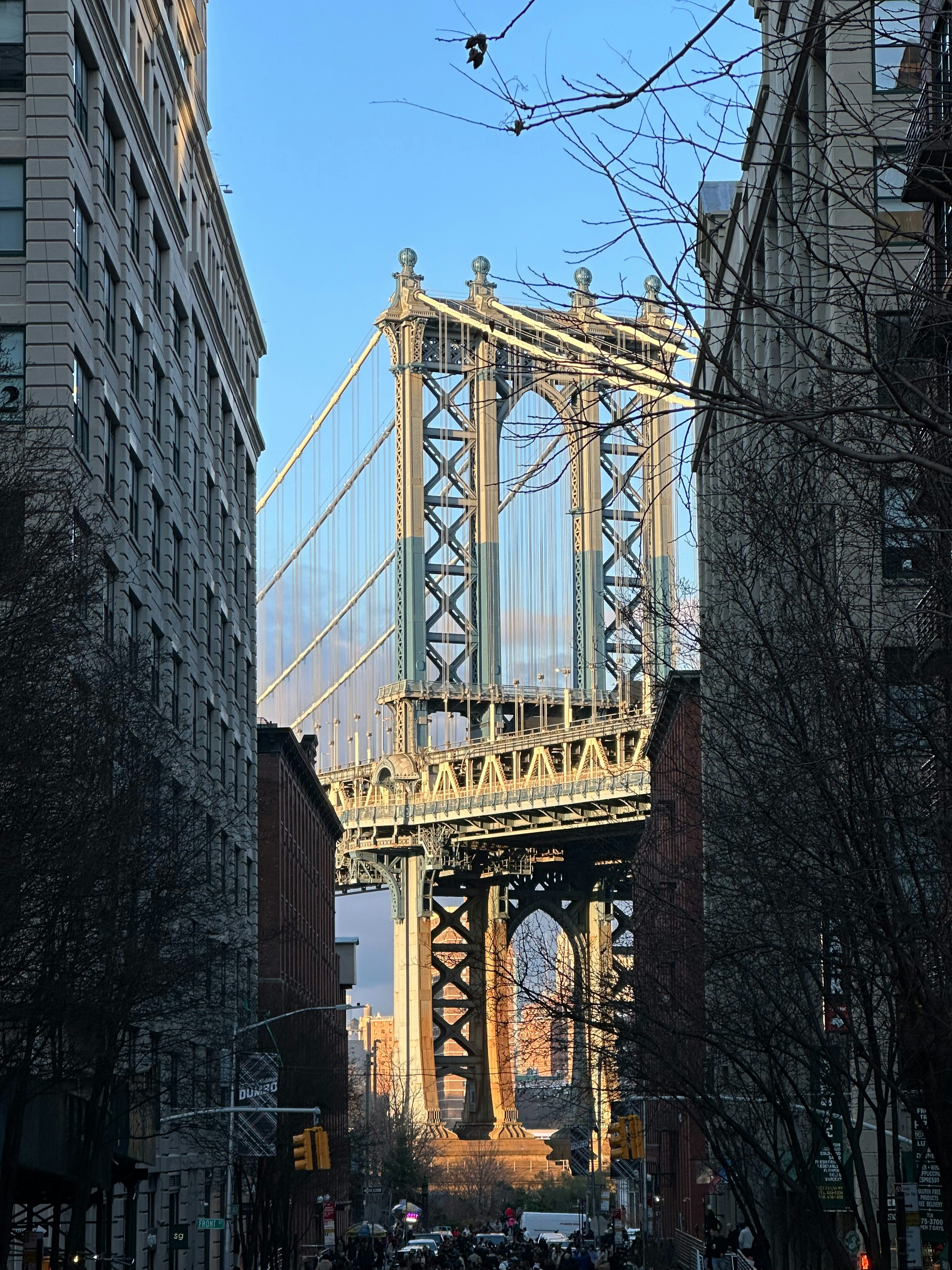 街の通りに架かる大きな橋