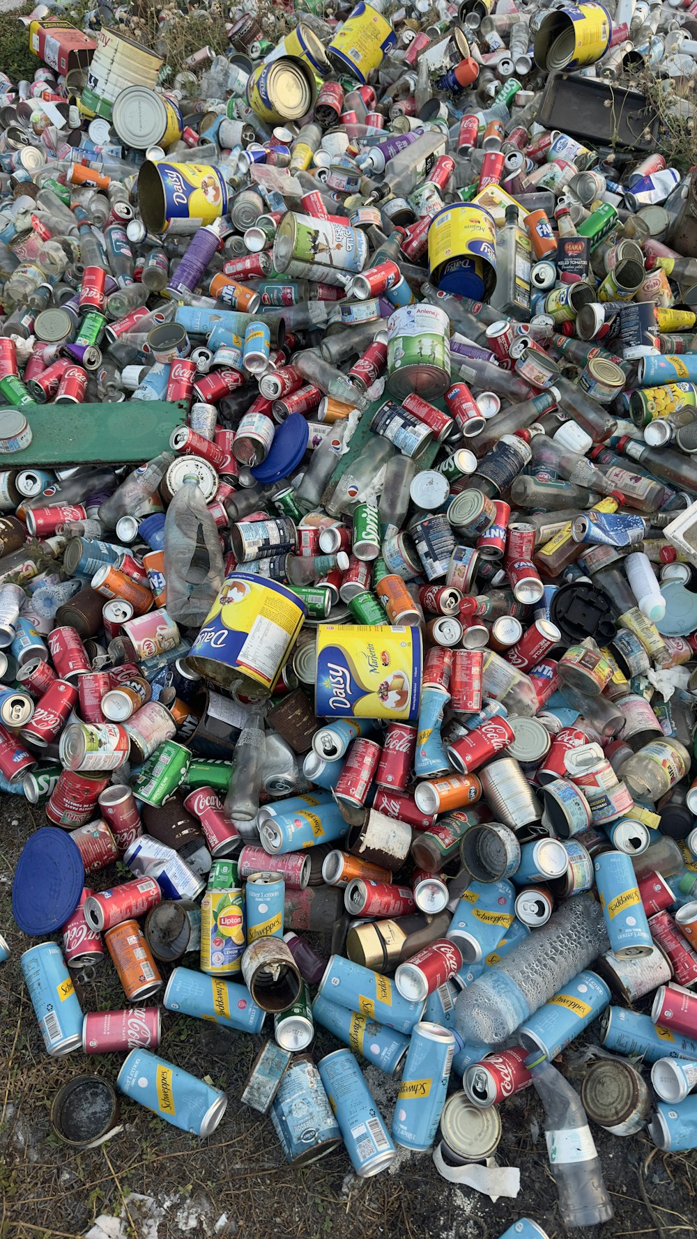una pila de latas y latas de varios tamaños y colores