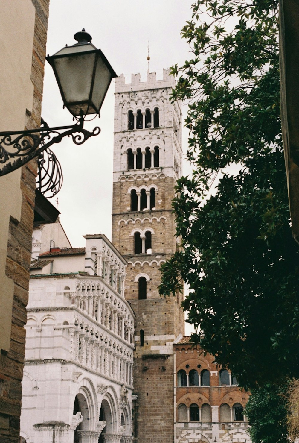 una torre alta con un reloj de costado