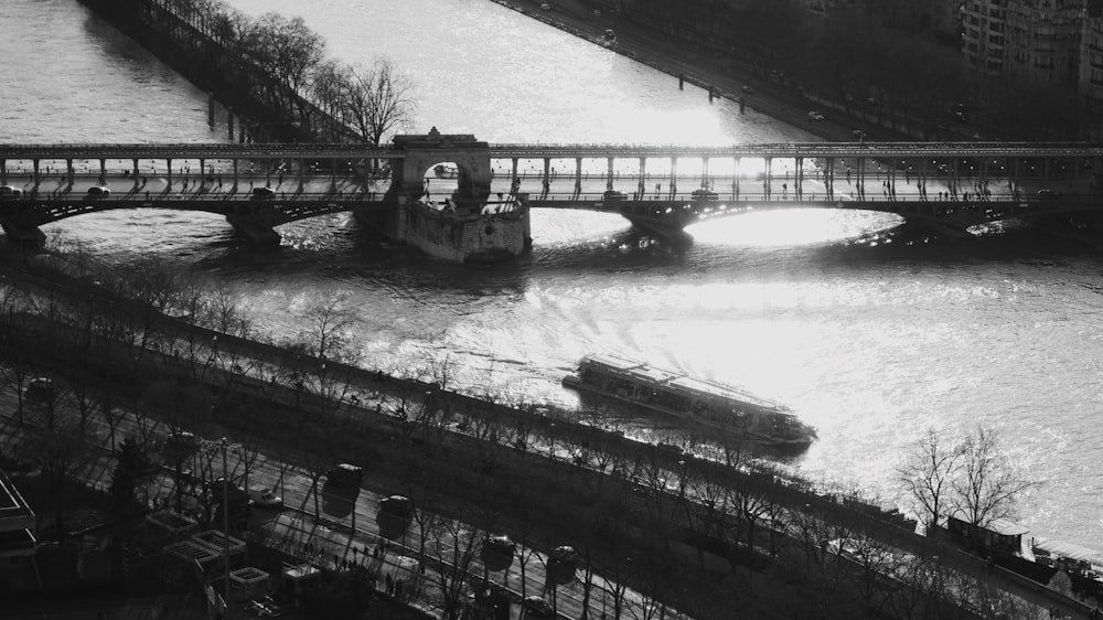 une photo en noir et blanc d’un pont au-dessus d’une rivière