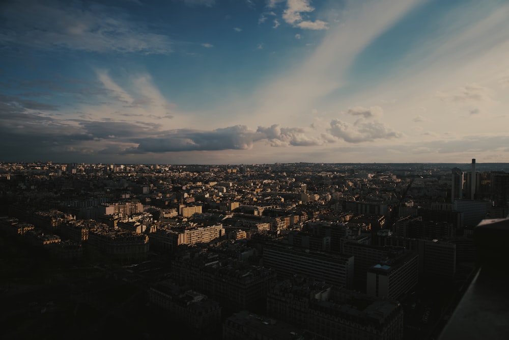 Blick auf eine Stadt von der Spitze eines Gebäudes