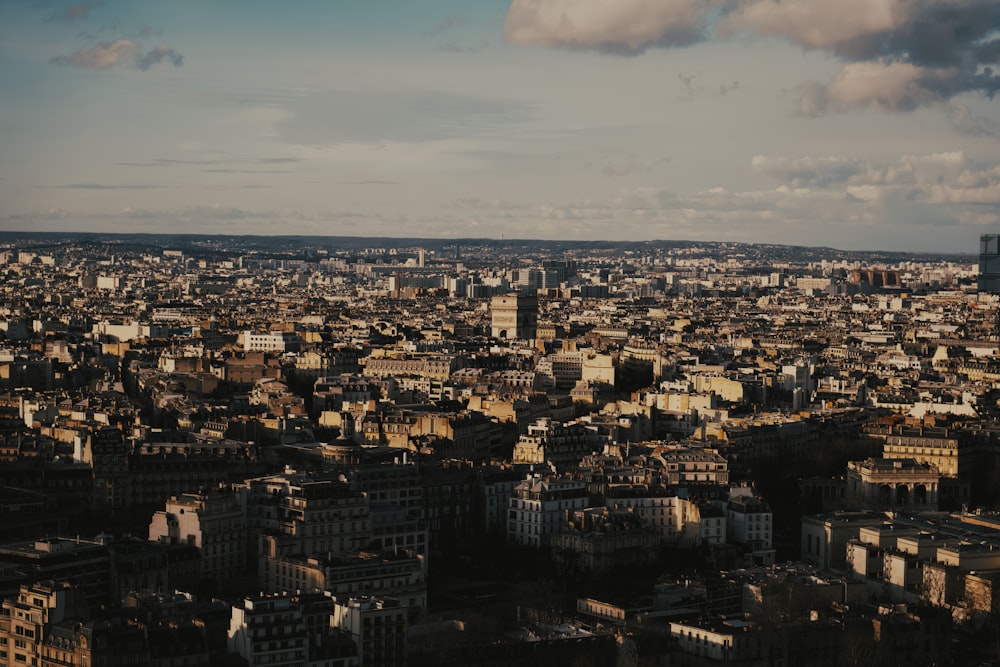 Blick auf eine Stadt von der Spitze eines Gebäudes