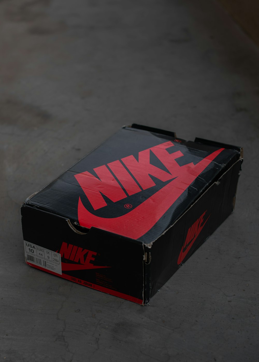 Una caja negra con el logotipo rojo de Nike