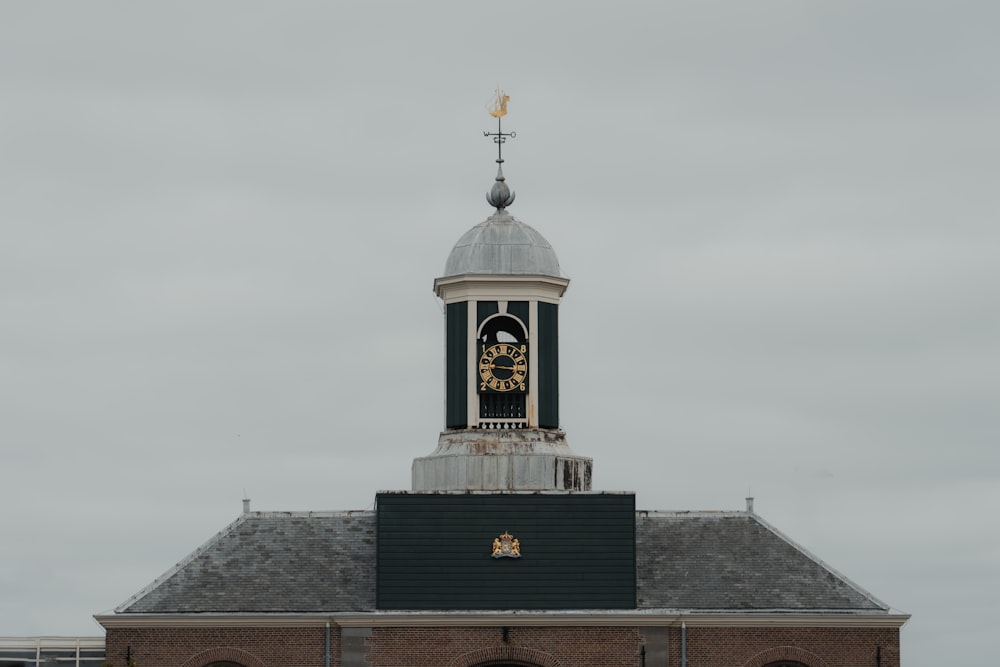 una torre de reloj en la parte superior de un edificio