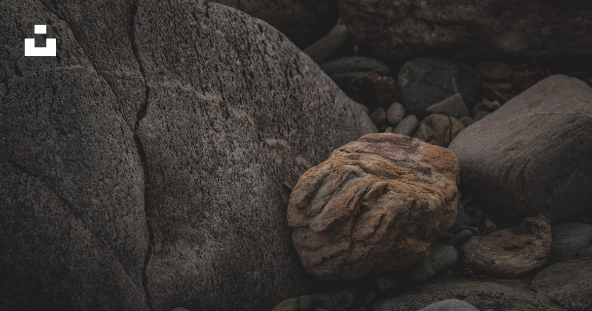Foto Una roca sentada encima de un montón de rocas – Imagen Roca gratis ...