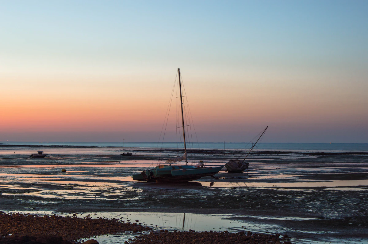 Bateaux échoués à marée basse au coucher du soleil