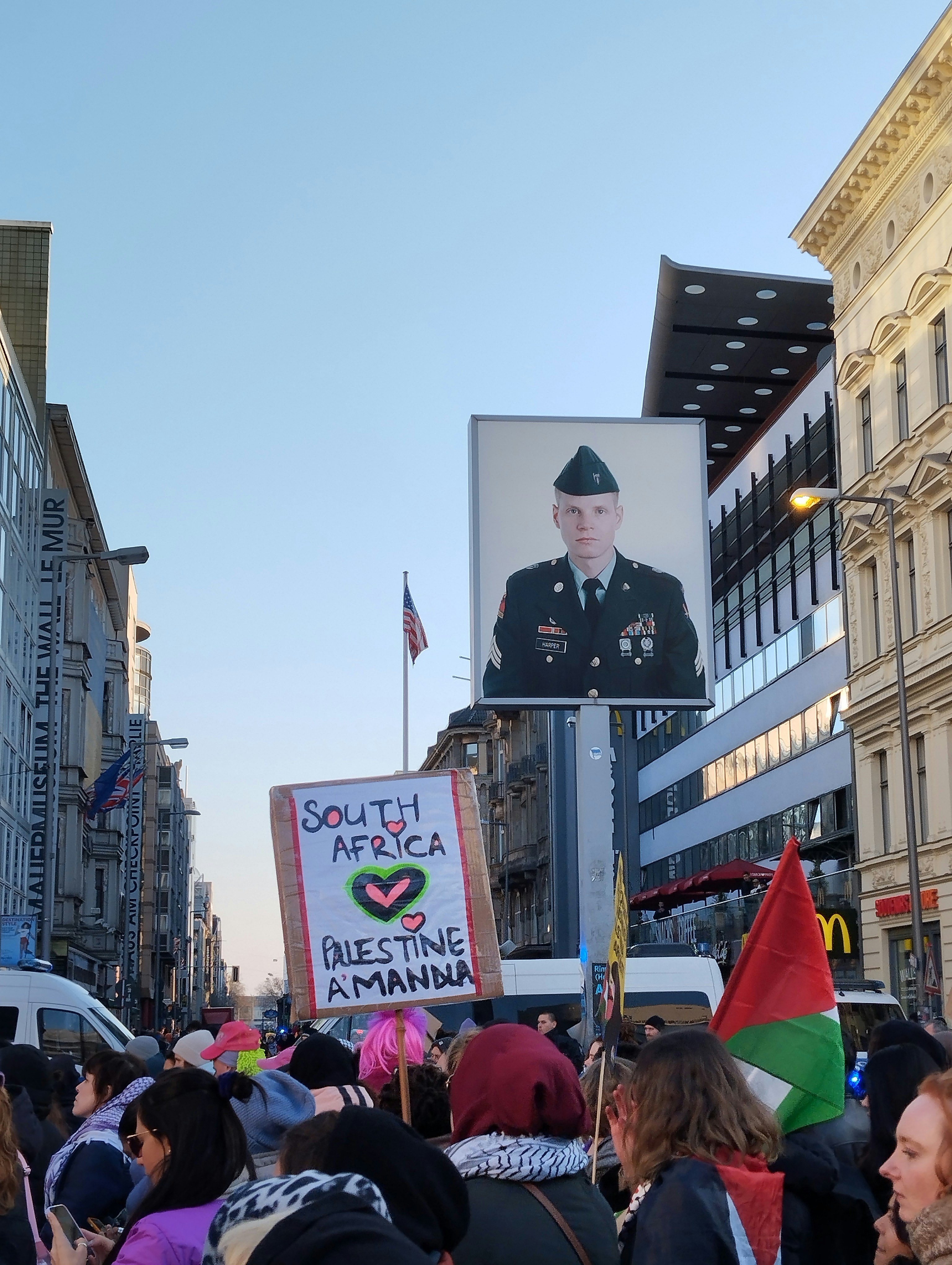 eine Menschenmenge, die eine Straße entlanggeht