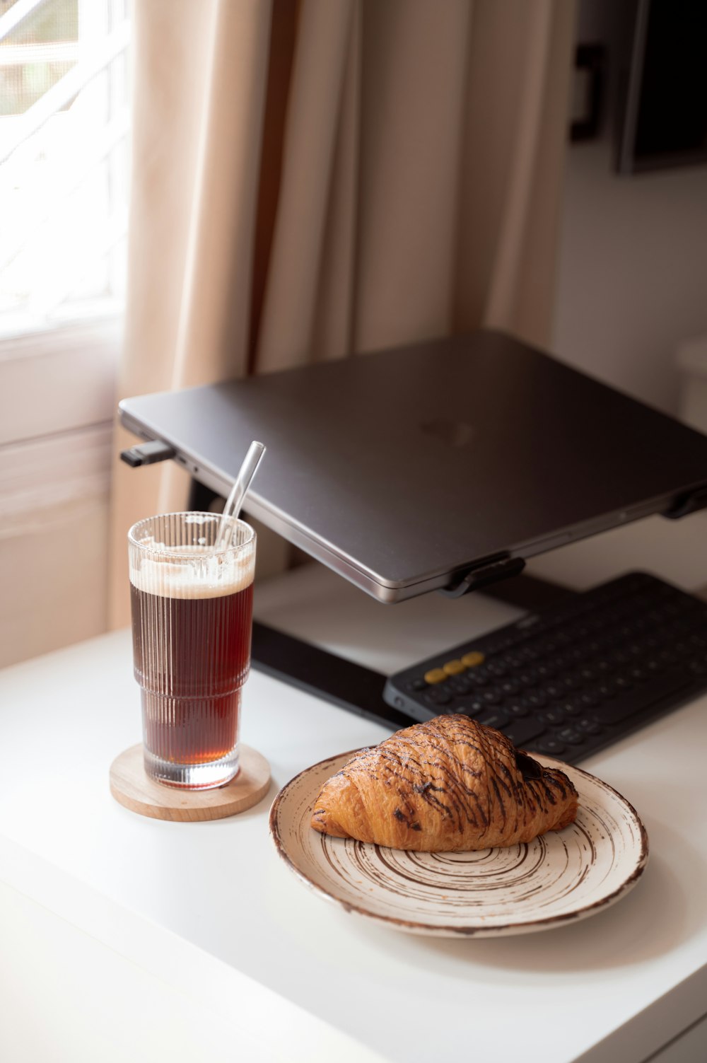 un pezzo di pane su un piatto accanto a un bicchiere di birra