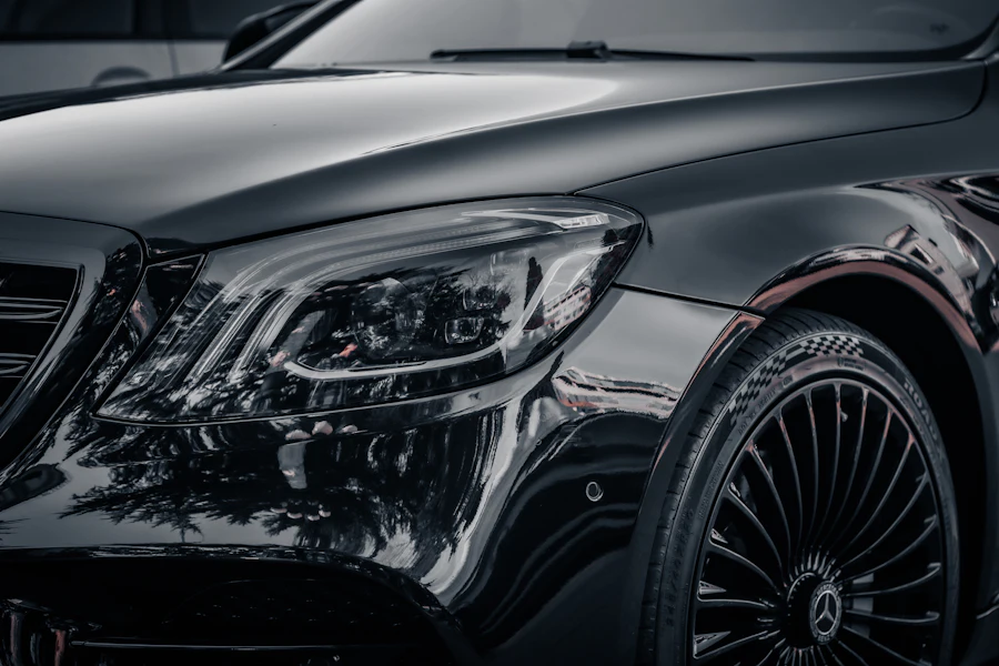 Avant d'une berline noire à la carrosserie brillante