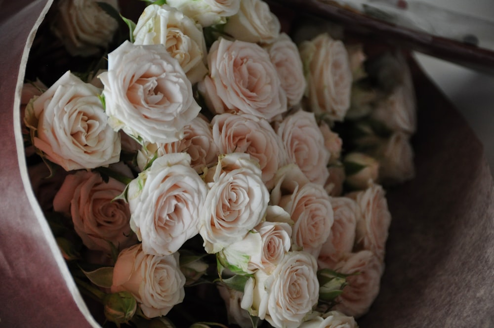 un bouquet de fleurs qui sont dans un bol