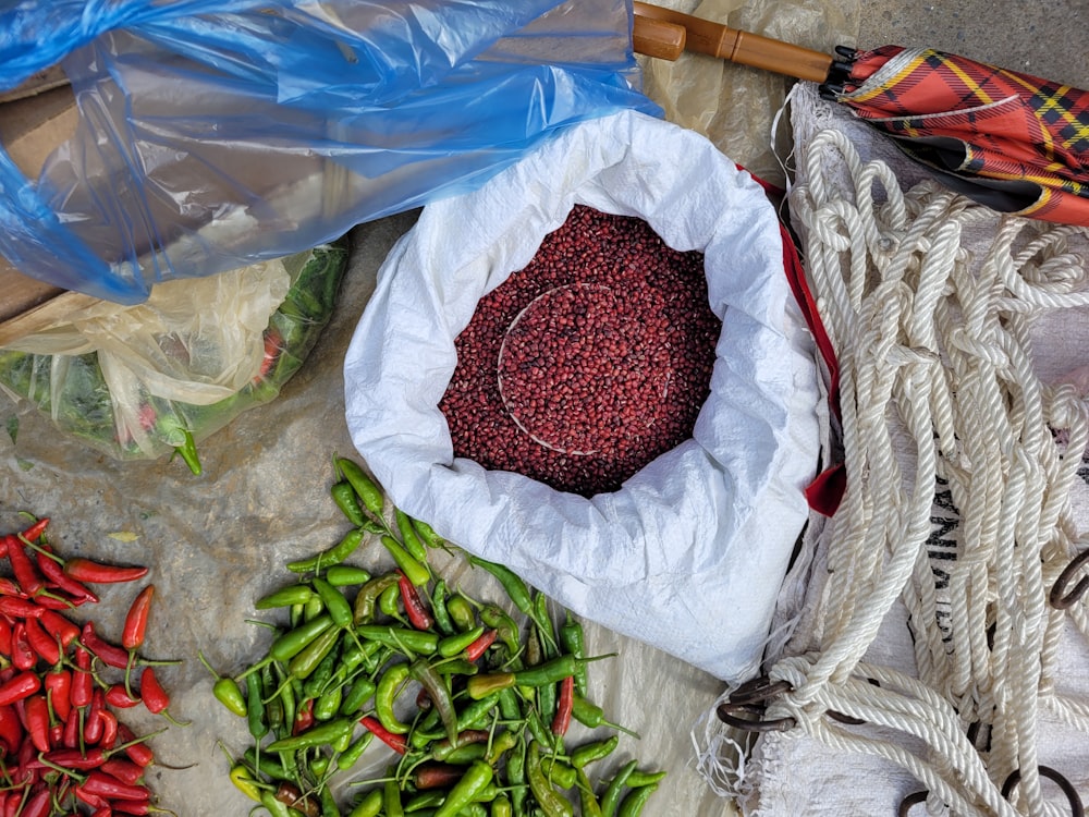 un bouquet de légumes qui sont sur une table