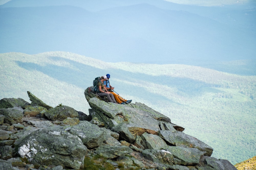 Un grupo de personas sentadas en la cima de una montaña