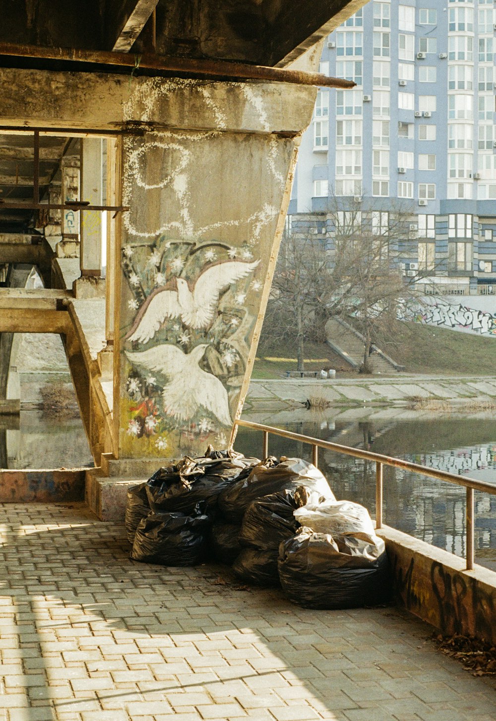 건물 측면에 쌓여 있는 쓰레기 봉투