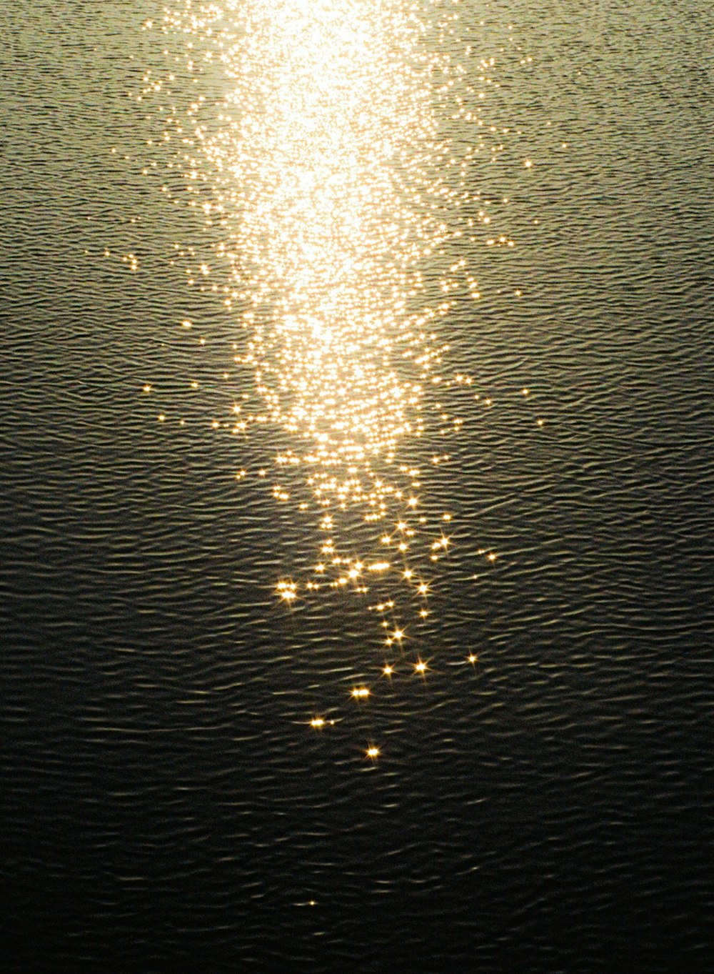 il sole splende luminoso sull'acqua