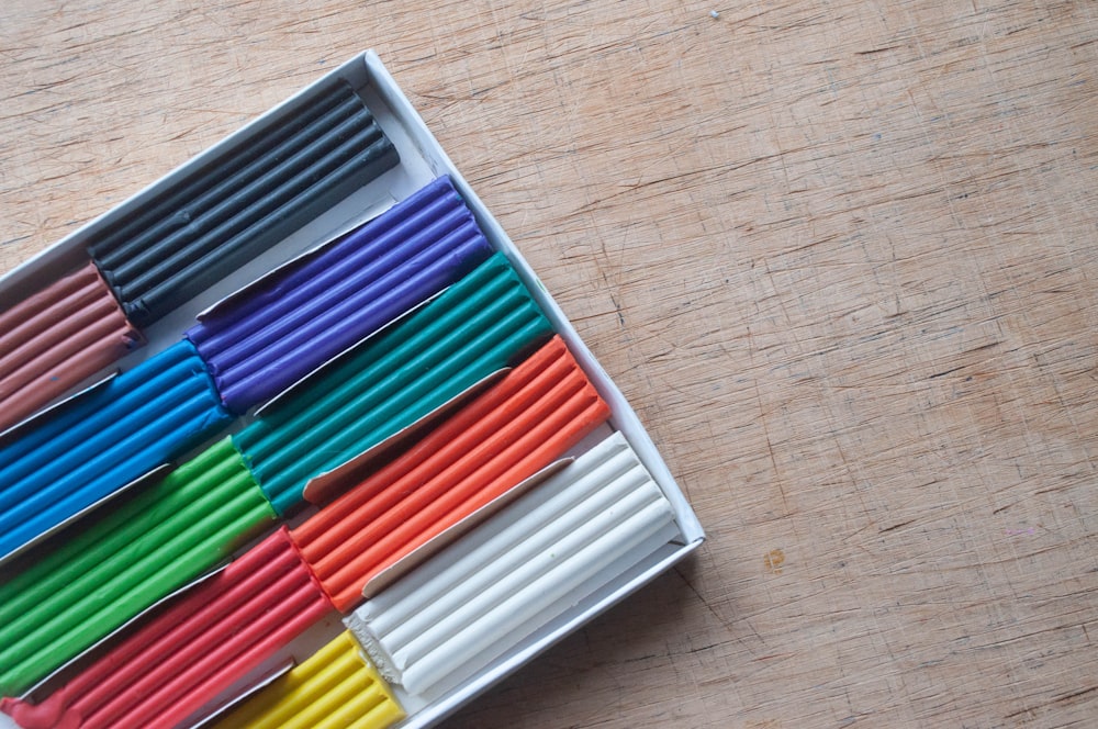 una fila de lápices de colores en una caja