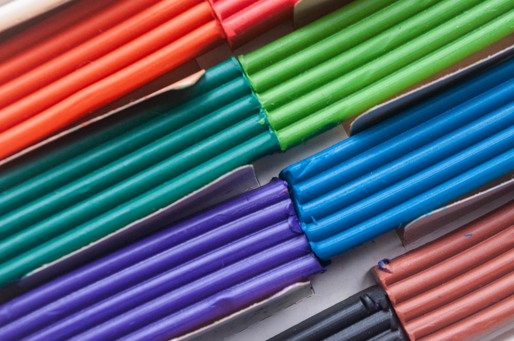 Un primer plano de un montón de bolígrafos de diferentes colores