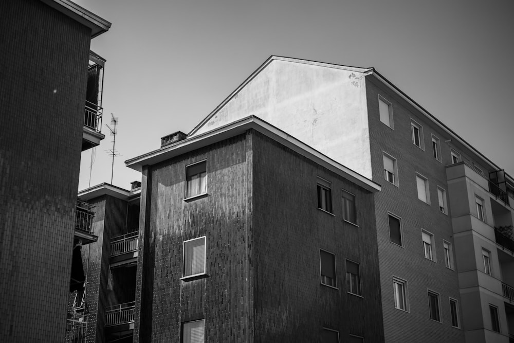 a black and white photo of some buildings