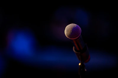 a microphone that is on a stand in the dark