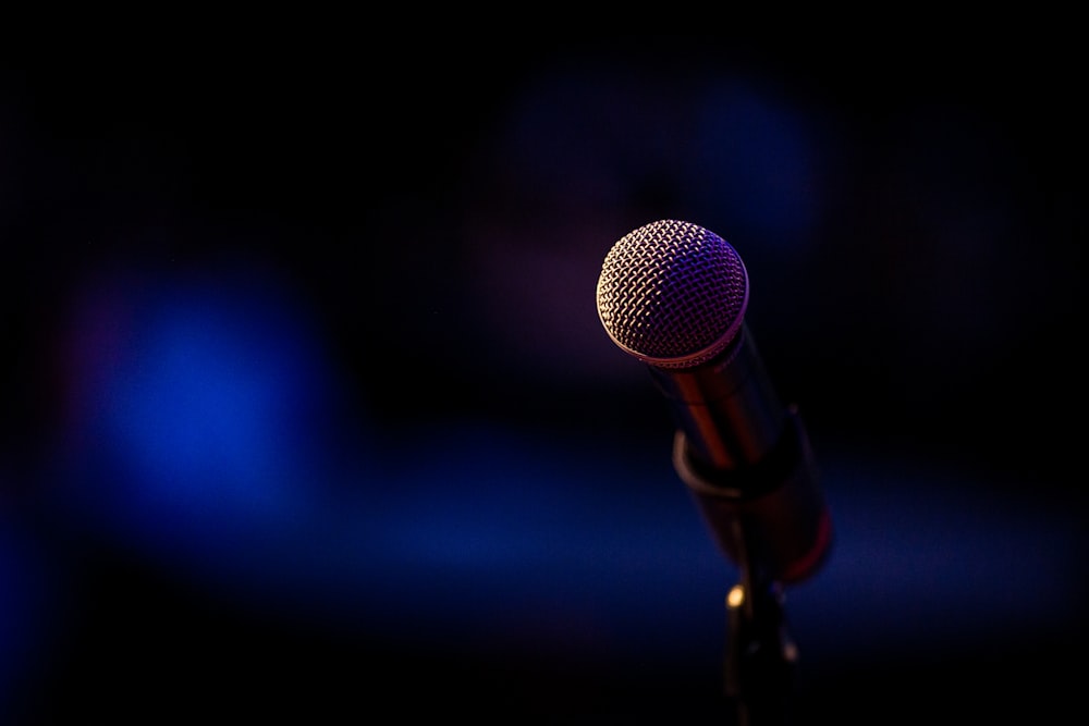 a microphone that is on a stand in the dark