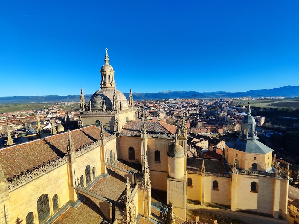 Una vista aérea de una ciudad con una catedral