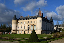 a large building with a lot of windows on it