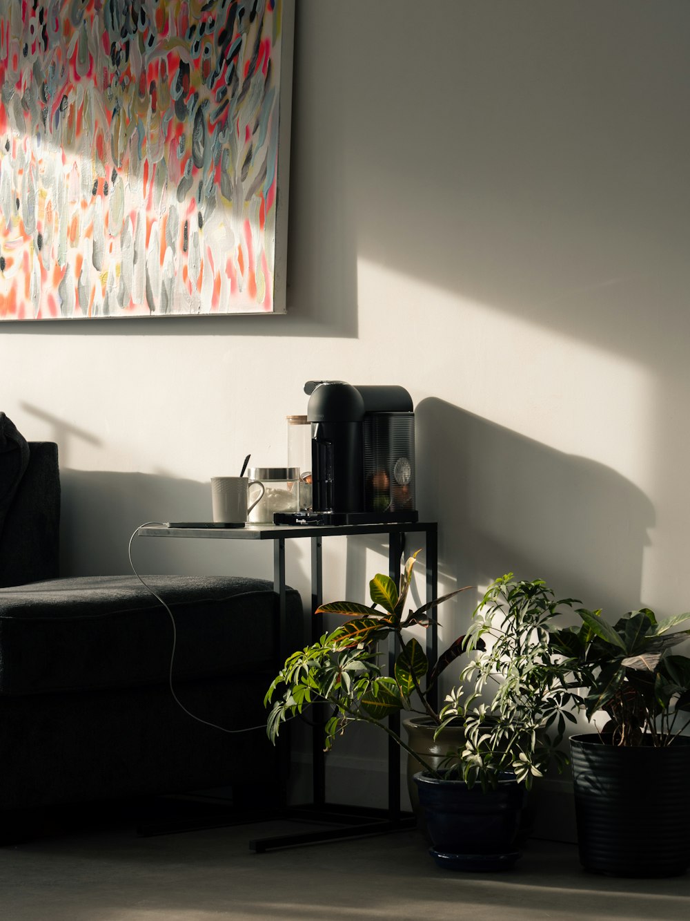 uma sala de estar cheia de móveis e uma pintura na parede