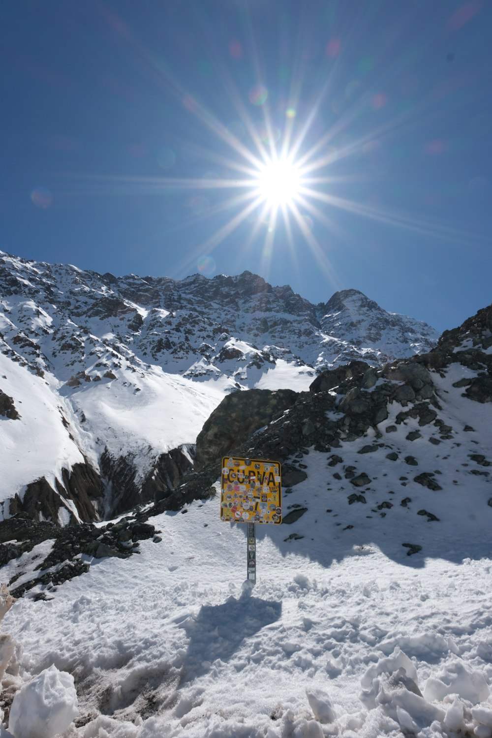 il sole splende su una montagna innevata