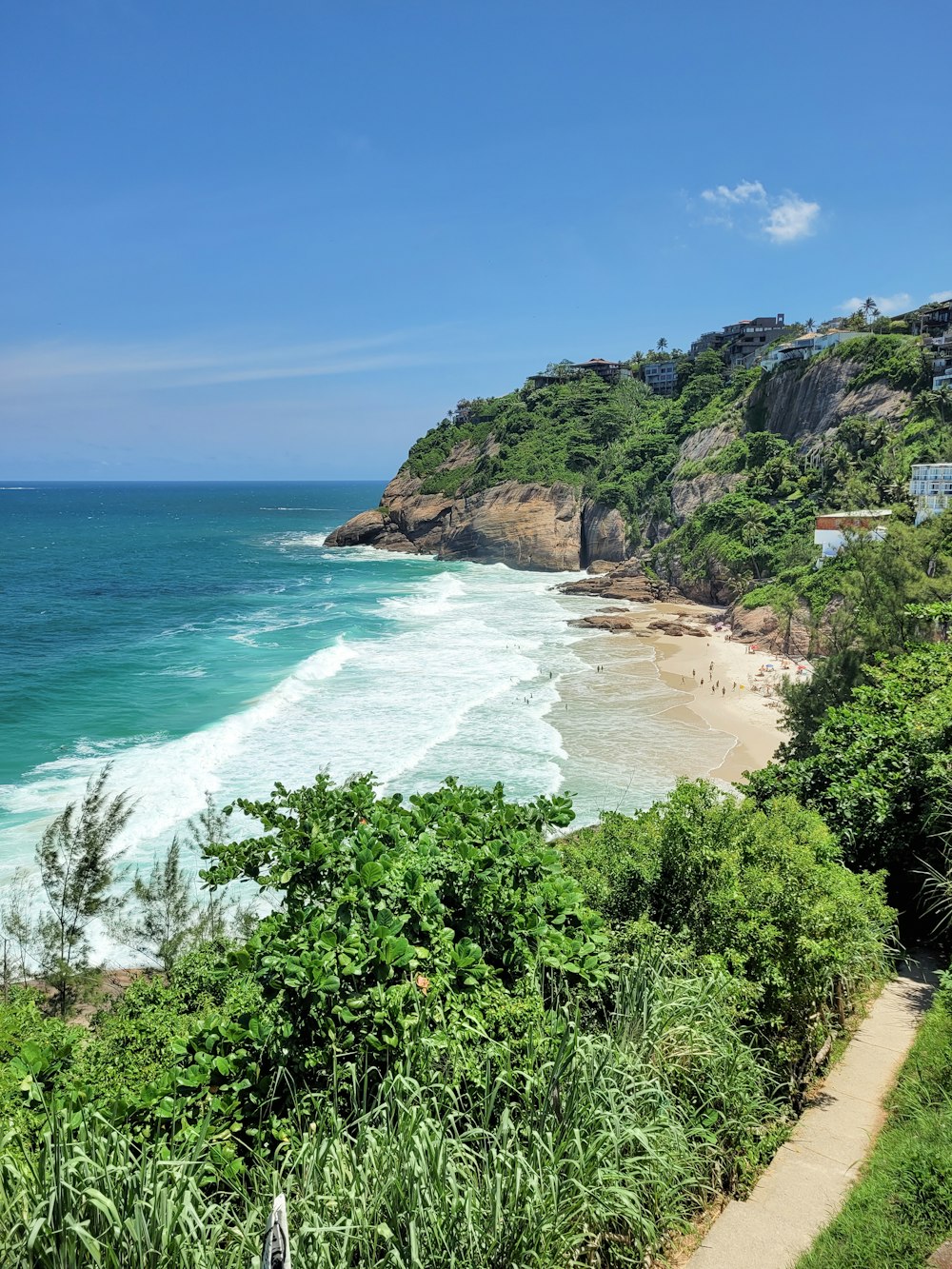 une vue d’une plage depuis une colline