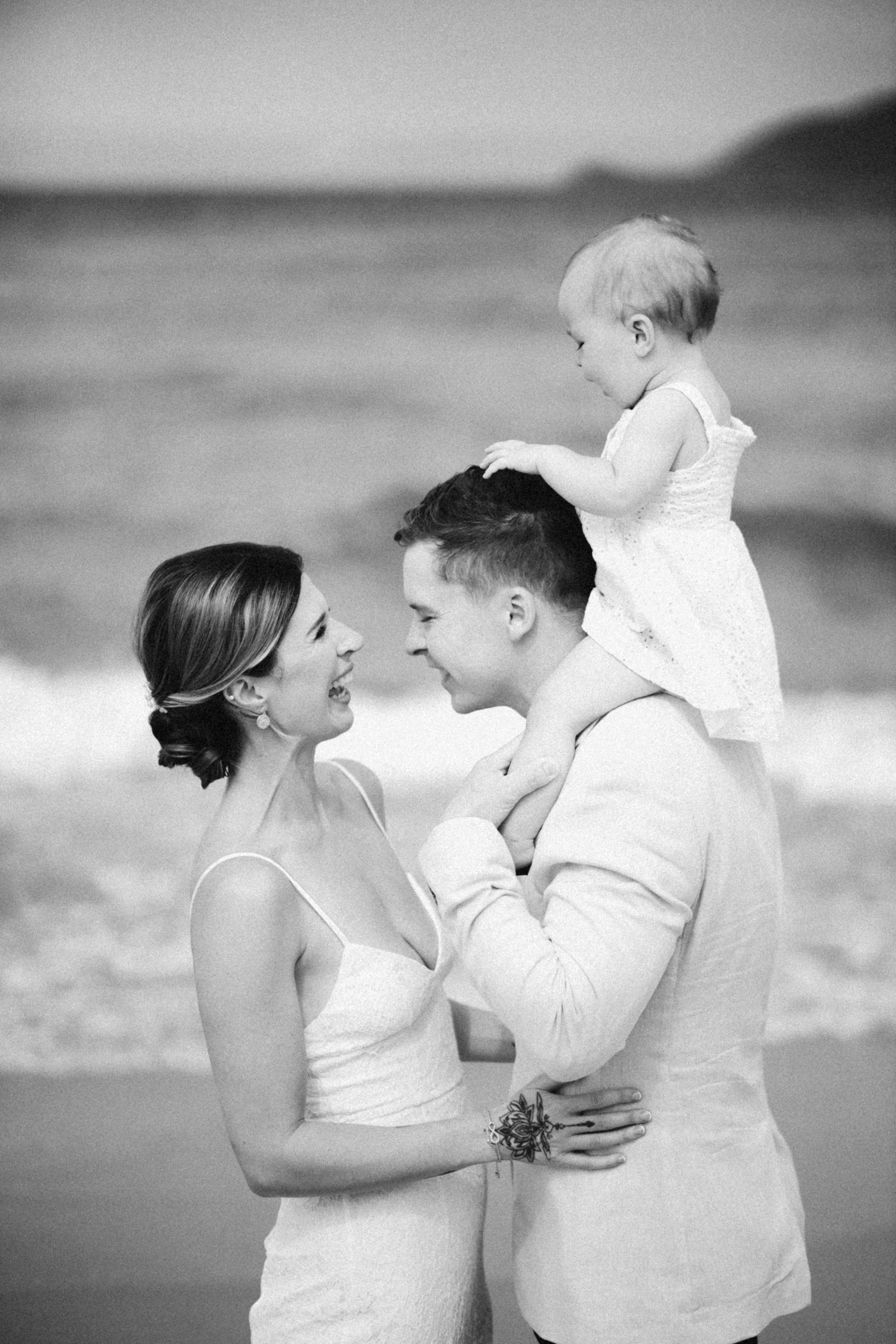 Familie op het strand van de Griekse Eilanden