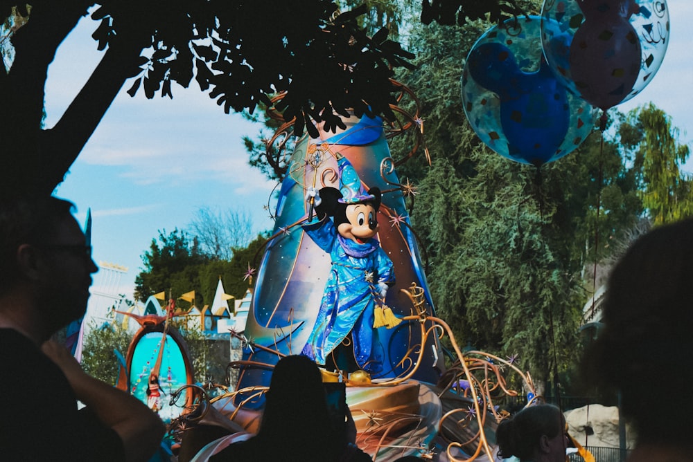 Una carroza de desfile con un Mickey Mouse en ella