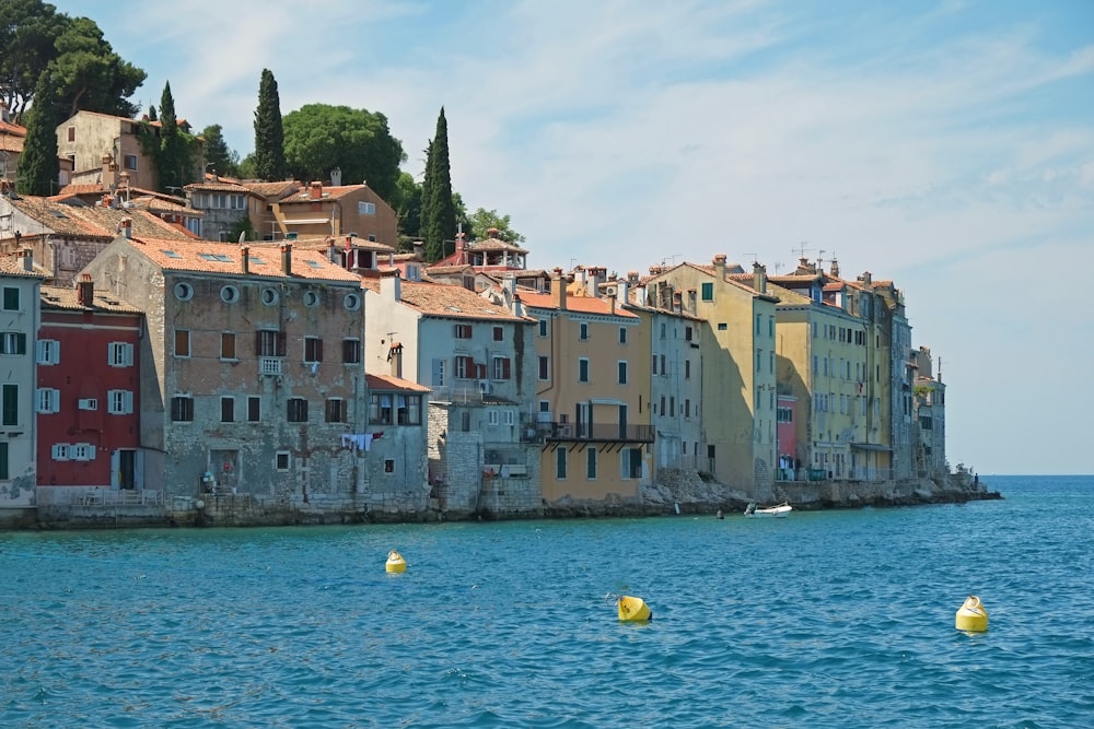 una fila di edifici seduti in cima a uno specchio d'acqua